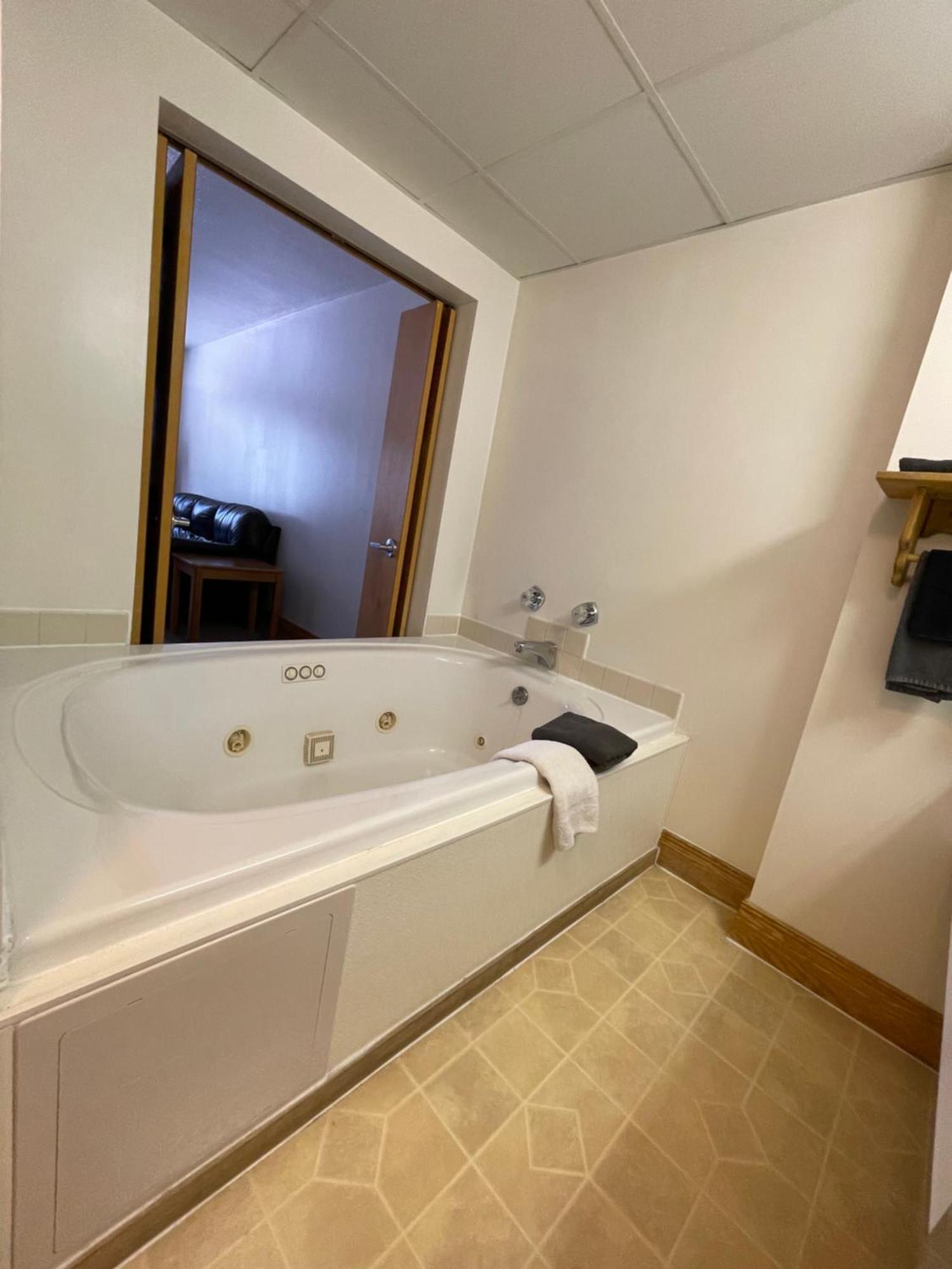Ausable Valley Inn Mio Екстериор снимка
